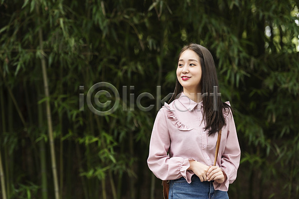 산책 설레임 여유 자유 20대 사람 성인 성인여자한명만 여자 한국인 한명 JPG 앞모습 포토 가을(계절) 경기전 국내여행 대나무 미소(표정) 상반신 야외 여행 응시 전라북도 전주 주간 한국전통 한옥마을