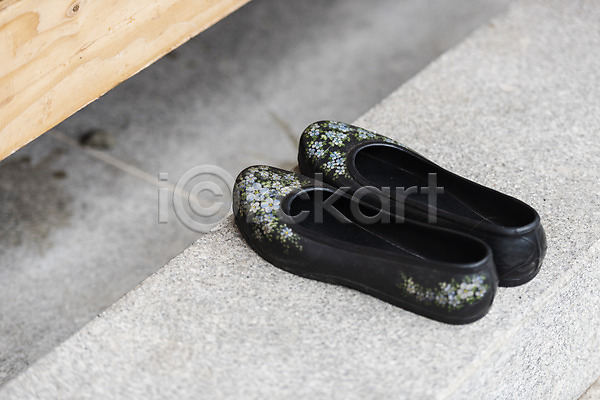 깨끗함 사람없음 JPG 포토 가을(계절) 게스트하우스 고무신 국내여행 신발 야외 여행 전라북도 전주 주간 한국전통 한옥 한옥마을