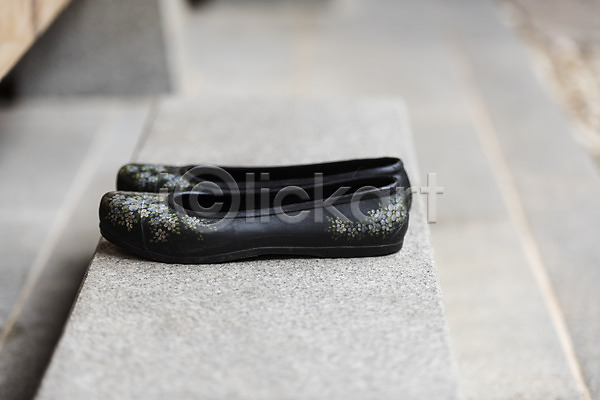 깨끗함 사람없음 JPG 아웃포커스 포토 가을(계절) 게스트하우스 고무신 국내여행 신발 야외 여행 전라북도 전주 주간 한국전통 한옥 한옥마을