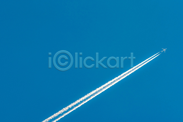 사람없음 JPG 포토 해외이미지 백그라운드 비행기 비행운 야외 연기 제트기 주간 파란색 하늘