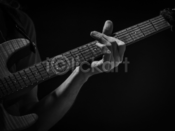 신체부위 JPG 포토 해외이미지 흑백 기타 기타리스트 들기 손 실내 연주