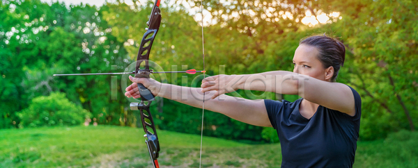 경쟁 목표 집중 백인 성인 여자 한명 JPG 포토 해외이미지 게임 궁수 기술 당기기 무기 발사 배려 사수 손 스트레칭 스포츠 심각 야외 양궁 연습 운동복 운동선수 자연 장비 조준 취미 팔 합성 해외포토 화살 활