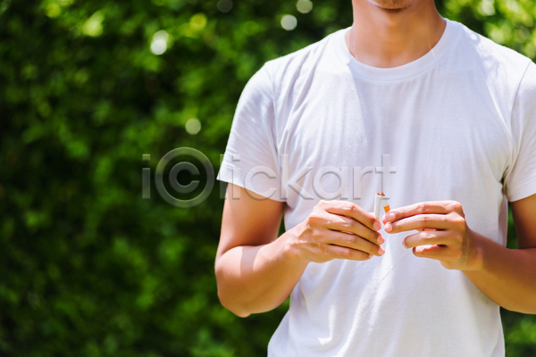남자 성인 성인남자한명만 한명 JPG 앞모습 포토 해외이미지 금연 금연데이 끊어짐 담배꽁초 들기 상반신 야외 자르기