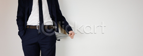 가난 슬픔 실업 우정 호기심 남자 사람 사람없음 JPG 포토 해외이미지 감정 걱정 경제 구멍 금융 돈 보여주기 비즈니스 비즈니스맨 빈털터리 빚 손 쇼핑 우울증 위기 적자 직업 컨셉 파산 해외포토 황무지