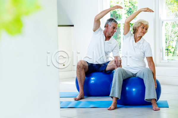 만족 50대 60대 남자 노년 두명 백인 중년 JPG 포토 해외이미지 가정 건강 노후 라이프스타일 실내 에어로빅 연습 운동 운동복 은퇴 주택 커플 파란색 흰색