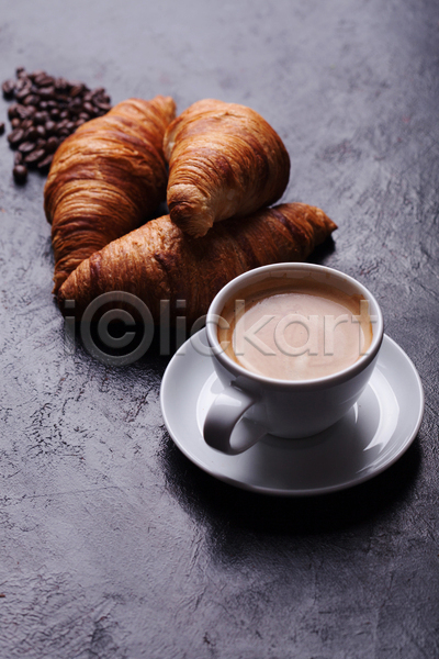 따뜻함 사람없음 JPG 포토 해외이미지 나무배경 원두 커피 커피잔 컵받침 크루아상