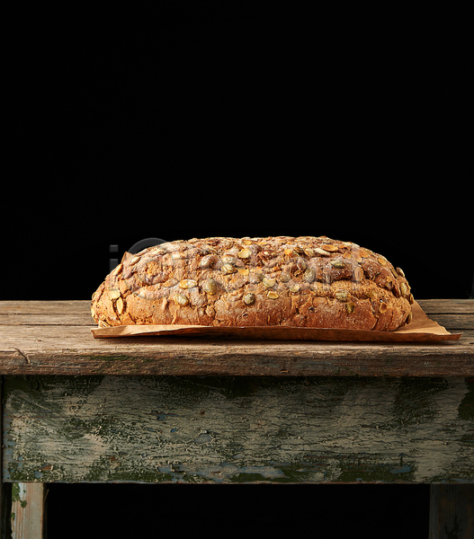 사람없음 JPG 포토 해외이미지 검은배경 나무탁자 실내 한개 호밀빵