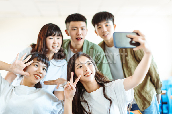 우정 행복 10대 남자 동양인 십대만 여러명 여자 JPG 앞모습 포토 해외이미지 교육 들기 메롱 미소(표정) 브이 상반신 손바닥 스마트폰 학교 학생