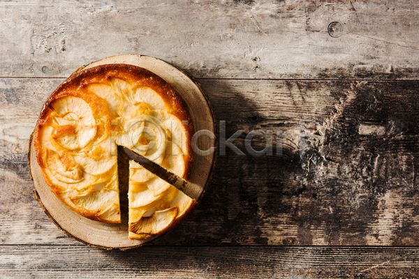 달콤 사람없음 JPG 포토 해외이미지 나무받침 나무배경 디저트 실내 애플파이 카피스페이스 파이(빵)