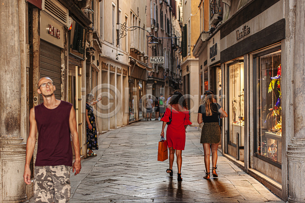 남자 서양인 성인 성인만 여자 JPG 뒷모습 앞모습 옆모습 포토 해외이미지 거리 걷기 길 베네치아 상반신 상점 야외 올려보기 유럽풍경 이탈리아 전신 주간