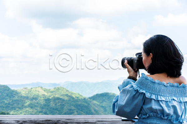 동양인 사람 한명 JPG 포토 해외이미지 그림 내추럴 디지털 라이프스타일 모바일 물 배낭 백그라운드 백패커 사진사 산 스마트폰 아시아 야외 여름(계절) 여행 여행객 일몰 자연 전국 취미 카메라 풍경(경치) 하늘 핸드폰 휴가