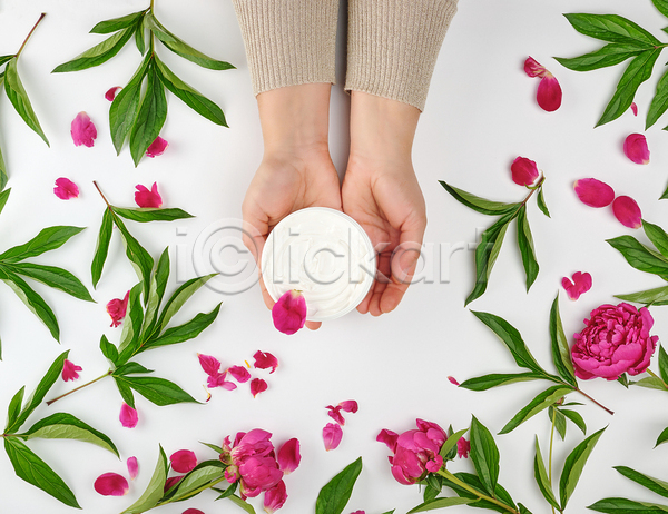 신체부위 JPG 포토 해외이미지 꽃 꽃잎 들기 뷰티 손 실내 잎 크림 화장품 흰배경