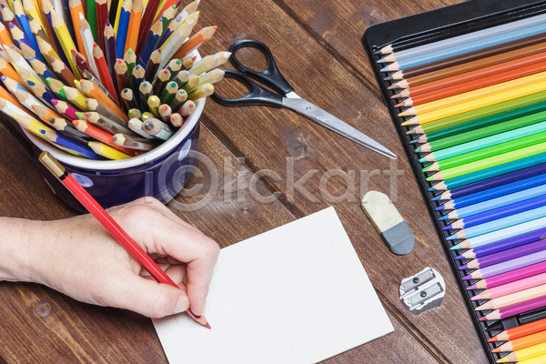 신체부위 JPG 포토 해외이미지 가위질 그리기 들기 색연필 손 연필깎이 지우개