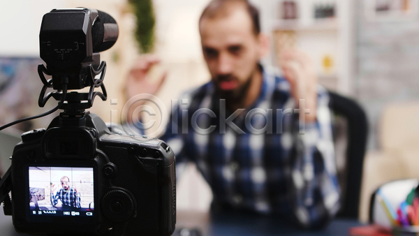 남자 성인 성인남자한명만 한명 JPG 앞모습 포토 해외이미지 방송 상반신 손짓 유튜버 의자 책상 촬영 촬영실 카메라