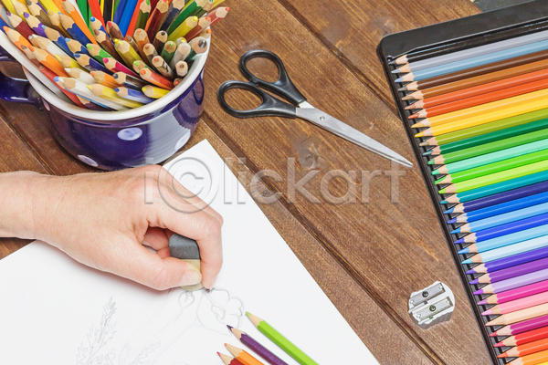 신체부위 JPG 포토 해외이미지 가위(도구) 그림 들기 색연필 손 지우개