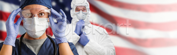 보호 위험 두명 사람 여자 JPG 포토 해외이미지 가면 간호사 건강 깃발 미국 바이러스 배너 병원 보호장비 성조기 수술 씻기 안전 약 얼굴 의사 장갑 해외포토