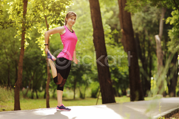산책 행복 백인 여자 한명 JPG 포토 해외이미지 갈색머리 건강 공원 근육 달리기 달리기선수 마라톤 모델 속도 숲 스포츠 신체 아침 양발 연습 운동 운동복 일출 조깅 카피스페이스 햇빛 힘