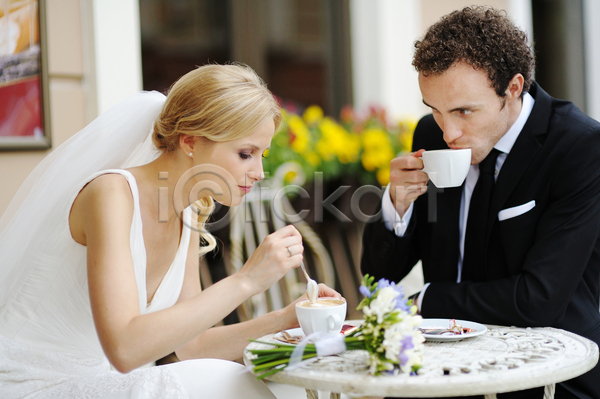 떨어짐 축하 행복 남자 두명 백인 사람 성인 여자 JPG 포토 해외이미지 2 결혼 결혼식 관계 꽃 남편 노란색 데이트 드레스 라이프스타일 마시기 먹기 미소(표정) 식당 식사 앉기 야외 음료 응시 의자 카페 커플 커피 컵 흰색