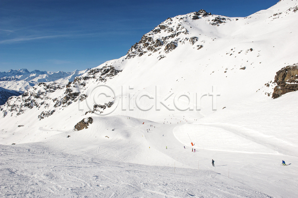 사람 사람없음 JPG 포토 해외이미지 겨울 경사 계곡 산 스키 스포츠 언덕 여행 자연 파란색 포즈 풍경(경치) 프랑스 하늘 휴가 흰색