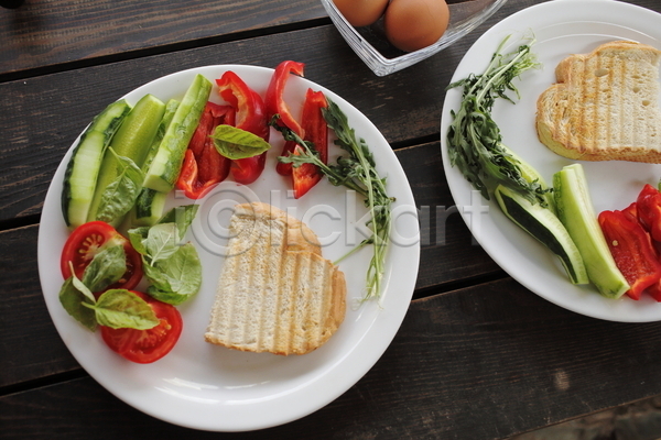 사람없음 JPG 포토 해외이미지 건강식 계란 나무배경 바질 실내 요리 접시 토마토 토스트