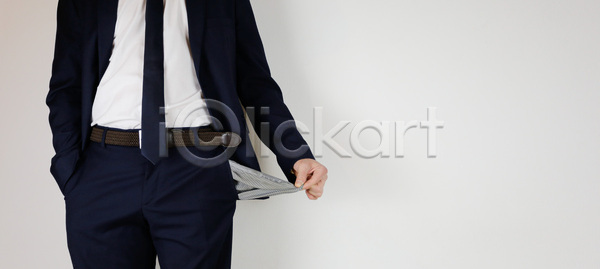 가난 슬픔 실업 우정 호기심 남자 사람 사람없음 JPG 포토 해외이미지 감정 걱정 경제 구멍 금융 돈 보여주기 비즈니스 비즈니스맨 빈털터리 빚 손 쇼핑 우울증 위기 적자 직업 컨셉 파산 해외포토 황무지