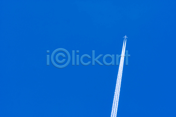사람없음 JPG 포토 해외이미지 구름(자연) 맑음 백그라운드 비행기 비행운 야외 연기 제트기 주간 파란색 풍경(경치) 하늘