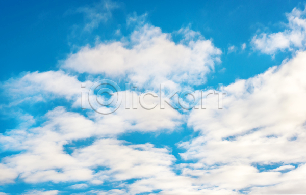 분위기 순수 평화 사람없음 JPG 포토 해외이미지 날씨 맑음 물방울 백그라운드 빛 수평선 아침 여름(계절) 오존 우주 자연 주간 천국 천창 최고 태양 투명 파란색 하늘 하늘색 햇빛 환경 흰색