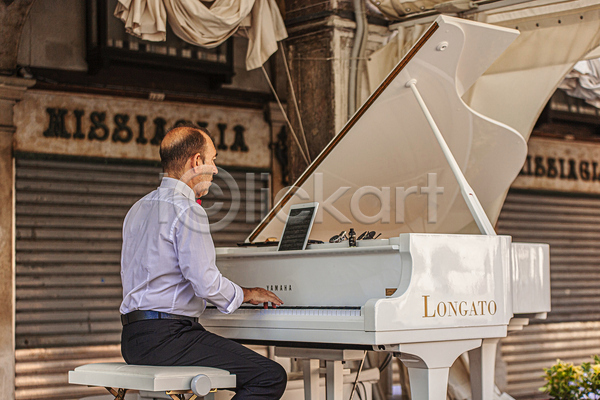 남자 성인 성인남자한명만 한명 JPG 뒷모습 포토 해외이미지 길거리예술가 베네치아 앉기 야외 연주 유럽풍경 이탈리아 주간 피아노(악기) 피아니스트