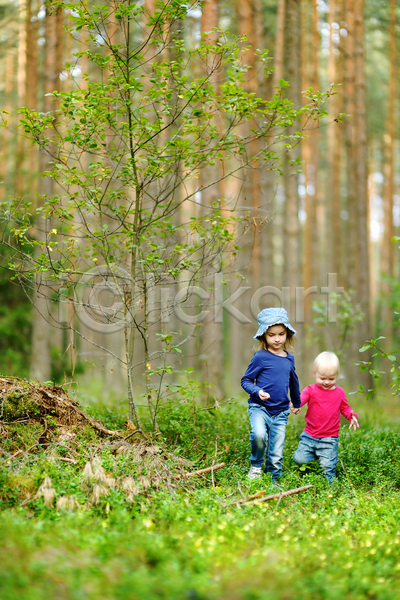 따뜻함 만족 사랑 산책 신선 함께함 행복 휴식 두명 사람 어린이 JPG 포토 해외이미지 2 가족 걸음마 긍정 나무 놀이 맑음 미소(표정) 빛 소나무 숲 야외 이끼 자매 줄기 초록색 풍경(경치) 하이킹 휴가