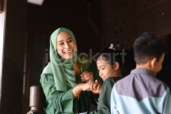 함께함 행복 동양인 사람 성인 세명 어린이 여자 JPG 포토 해외이미지 가족 기념 단식 동쪽 라마단 라이프스타일 말레이시아 미소(표정) 아랍어 아시아 엄마 이슬람교 인사 전통 종교 주택 중앙 축제