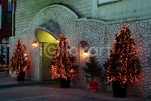 사람없음 JPG 포토 건축 기념일 도시 상점 실외장식 야경 장식 전구 조명 크리스마스 크리스마스트리 풍경(경치)