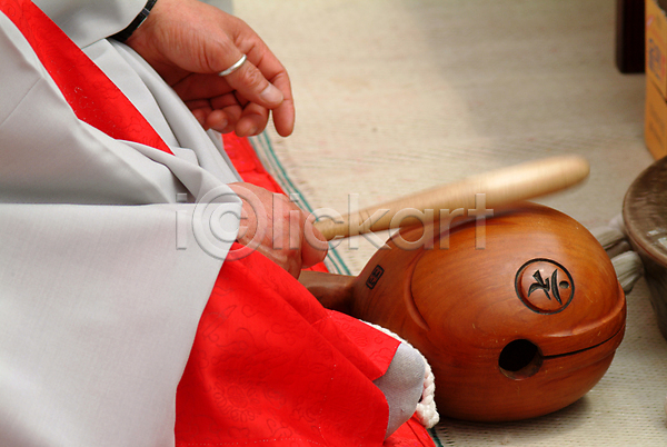 사람 JPG 포토 목탁 법요식 부처님오신날 불교 불교용품 손 승려 야외 연등 연등행사 종교 종교용품 주간 중 한국전통