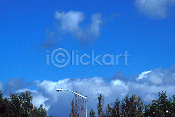 사람없음 JPG 포토 가로등 건축 구름(자연) 백그라운드 시설물 야외 자연 주간 풍경(경치) 하늘 현대건축