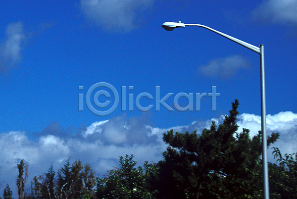 사람없음 JPG 포토 가로등 건축 구름(자연) 나무 백그라운드 시설물 야외 자연 주간 풍경(경치) 하늘 현대건축
