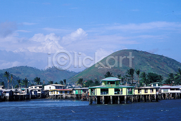 사람 사람없음 JPG 포토 건축 바다 배(교통) 백그라운드 산 수상가옥 시설물 야외 오세아니아 외국문화 자연 주간 파푸아뉴기니 풍경(경치) 해외풍경 현대건축