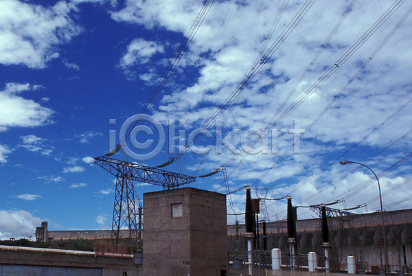 사람없음 JPG 포토 건축 건축물 공장 공장시설 구름(자연) 남아메리카 발전소 산업시설 시설물 야외 외국문화 자연 전봇대(시설물) 전선 주간 파라과이 풍경(경치) 하늘 해외풍경 현대건축