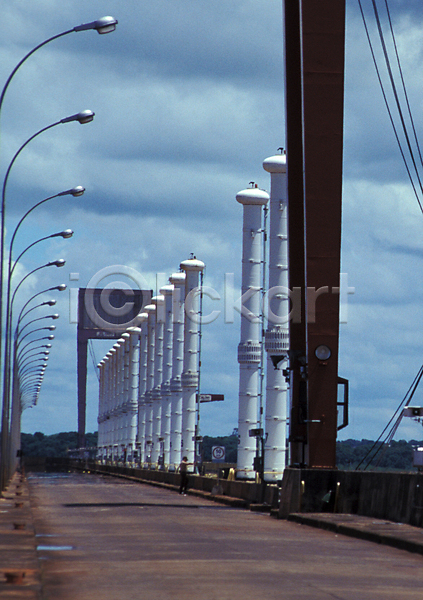 사람없음 JPG 포토 가로등 건축 건축물 공공시설 길 남아메리카 댐 배경화면 백그라운드 수력발전댐 수력발전소 시설물 야외 에너지 외국문화 자연 주간 파라과이 풍경(경치) 해외풍경 현대건축