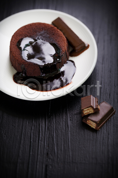달콤 사람없음 JPG 비네팅 포토 해외이미지 검은배경 단면 실내 접시 초콜릿 퐁당오쇼콜라