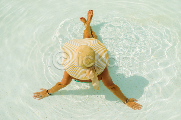 뜨거움 평화 휴식 사람 여자 한명 JPG 포토 해외이미지 1 가장자리 건강 당구 맑음 물 바다 비키니 손 수영 수영복 스파 앉기 야외 여름(계절) 이국적 자연 장면 컬러풀 태양 파란색 피부 햇빛 휴가 흰색