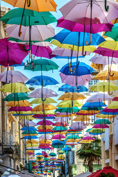 뜨거움 행복 사람없음 JPG 포토 해외이미지 거리 그림자 덮개 도시 디자인 문화 백그라운드 보라색 빨간색 상점 양산 여행 우산 유럽 장식 주간 컬러풀 타운 프랑스 프랑스어 햇빛 휴가