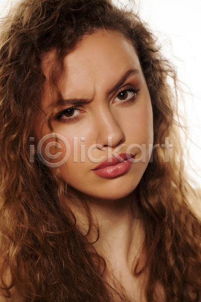 의심 백인 사람 여자 한명 JPG 포토 해외이미지 1 갈색 갈색머리 눈썹 모델 얼굴 응시 질문 표현 헤어스타일 회색배경