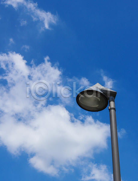 사람없음 JPG 포토 해외이미지 가로등 거리 고립 구름(자연) 금속 도시 디자인 램프 모양 백그라운드 봉 빛 세로 야외 에너지 오브젝트 우주 원형 장비 전구 조명 텍스트 파란색 하늘 회색 흰색 힘