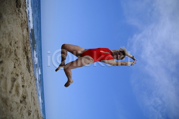 경쟁 사람 성인 여자 한명 JPG 포토 해외이미지 게임 경기 공 그물 금발 날씬함 놀이 라이프스타일 물 미소(표정) 바다 밭 비키니 서비스 수영복 야외 여름(계절) 자연 장비 점프 파란색 플레이어 하늘 휴가 흰색