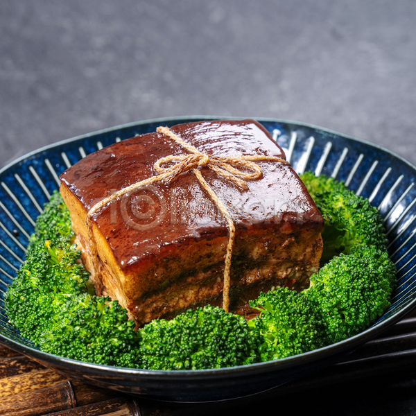 사람없음 JPG 근접촬영 포토 해외이미지 끈 동파육 돼지고기 브로콜리 실내 접시 중식 회색배경