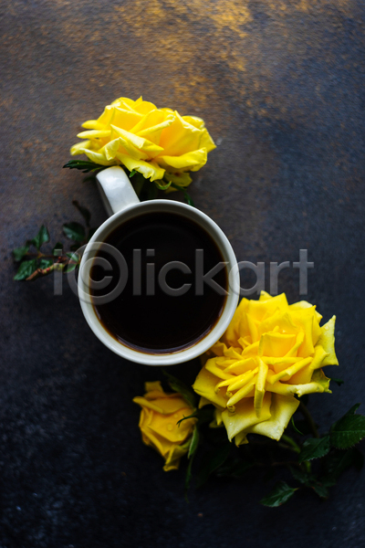 사람없음 JPG 포토 하이앵글 해외이미지 검은배경 머그컵 잎 장미 커피