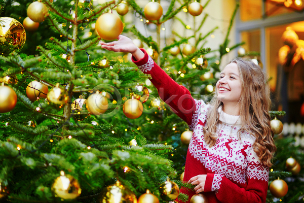 새로움 축하 사람 한명 JPG 포토 해외이미지 거리 겨울 나무 도시 모델 야외 연도 유럽 유행 장식 축제 카피스페이스 크리스마스 파리(프랑스) 프랑스 프랑스어 휴가 흰색