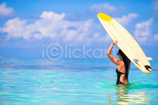 백인 성인 성인여자한명만 여자 한명 JPG 뒷모습 포토 해외이미지 구름(자연) 들기 바다 상반신 서핑 서핑보드 수영복 수평선 야외 주간 파도 하늘