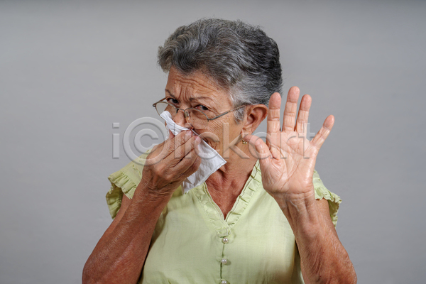 고통 노년 노인여자한명만 여자 한명 JPG 앞모습 포토 해외이미지 감기(질병) 건강 기침 들기 라이프스타일 상반신 손들기 손수건 안경낌 예방 위생관리 은퇴 응시 입가림 재채기 질병 찡그림 할머니 회색배경