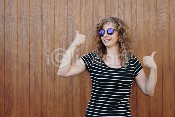 행복 백인 사람 성인 성인여자만 여자 한명 JPG 포토 해외이미지 갈색머리 공백 모델 미소(표정) 배너 백그라운드 선글라스 세일 안경 얼굴 여름(계절) 우아 우주 유행 카피스페이스 컨셉 텍스트 포즈