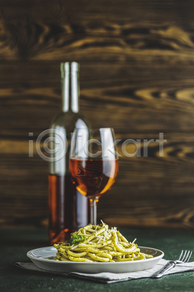 사람없음 JPG 포토 해외이미지 실내 와인 와인병 와인잔 접시 천(직물) 파스타 페스토 포크